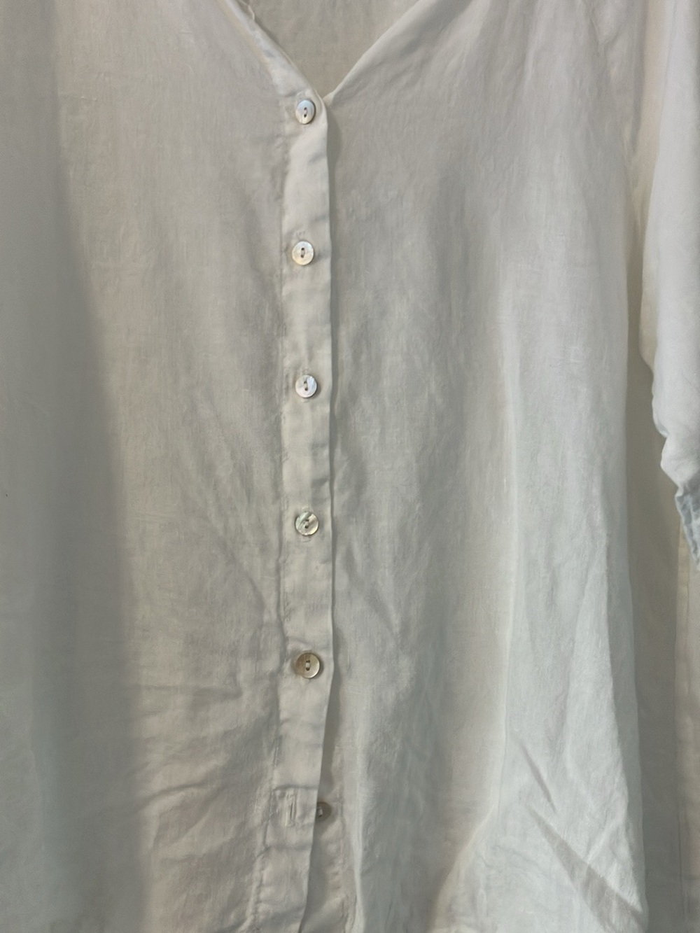 cut loose White Button-Front Lightweight linen V-Neck Shirt - Picture 4 of 6